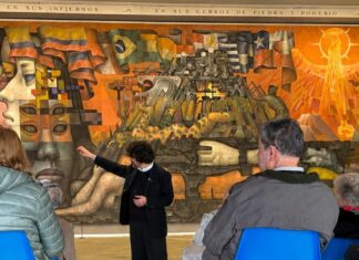 Médicos mayores iniciaron ciclo cultural con visita a tradicional mural de la Casa del Arte
